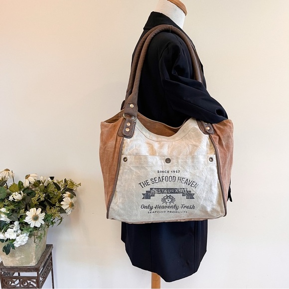 Clea Ray The Seafood Heaven Canvas Tote. - Picture 3 of 14